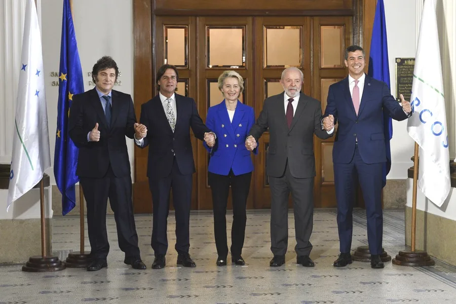 los presidentes de Argentina, Javier Milei (i); Uruguay, Luis Lacalle Pou (2-i); la presidenta de la Comisión Europea, Ursula von der Leyen (c); y los presidentes de Brasil, Luiz Inácio Lula da Silva (2-d), y de Paraguay, Santiago Peña (d),