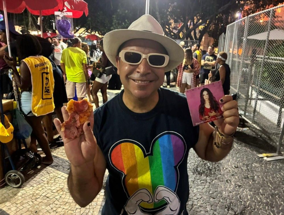 Fan en Brasil con pizza enviada por Shakira.