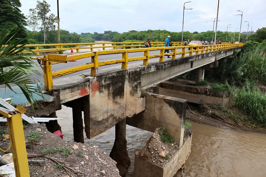 Fotografía que muestra daños en la estructura del Puente Internacional Francisco de Paula Santander, en Cúcuta (Colombia).
