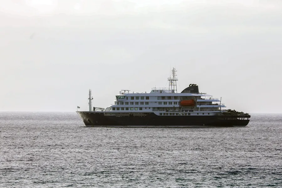 Imagen del crucero holandés MV Hondius, anclado frente a la costa de la ciudad de Praia, en la isla de Santiago, Cabo Verde.