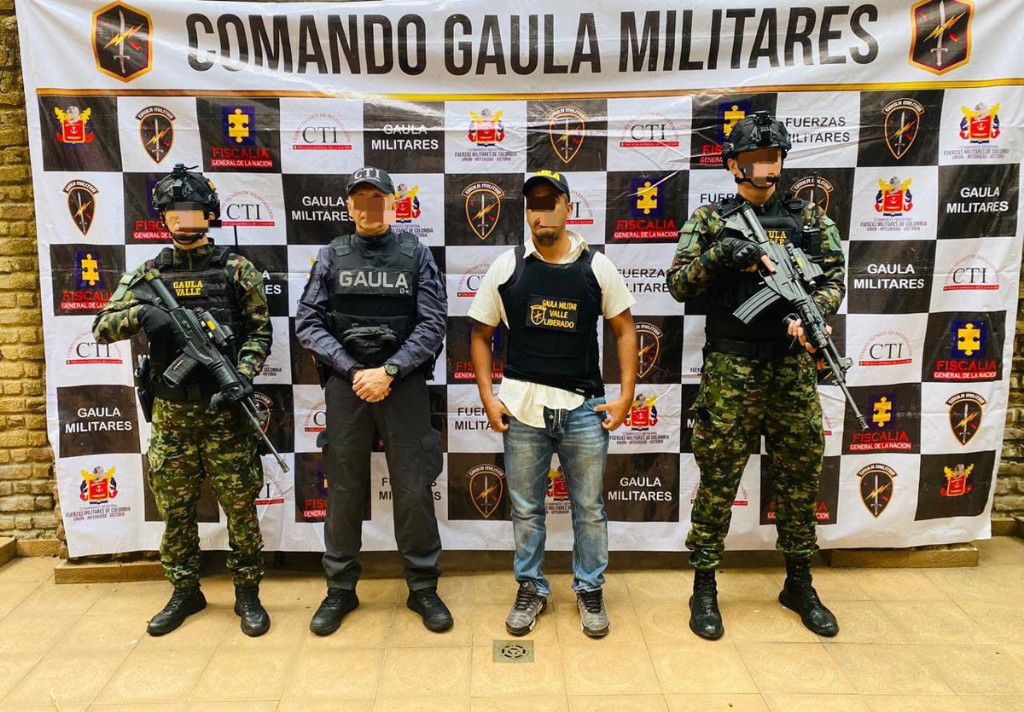 El empresario con personal del Gaula del Ejército que ubicó a la víctima del secuestro y lo rescató.