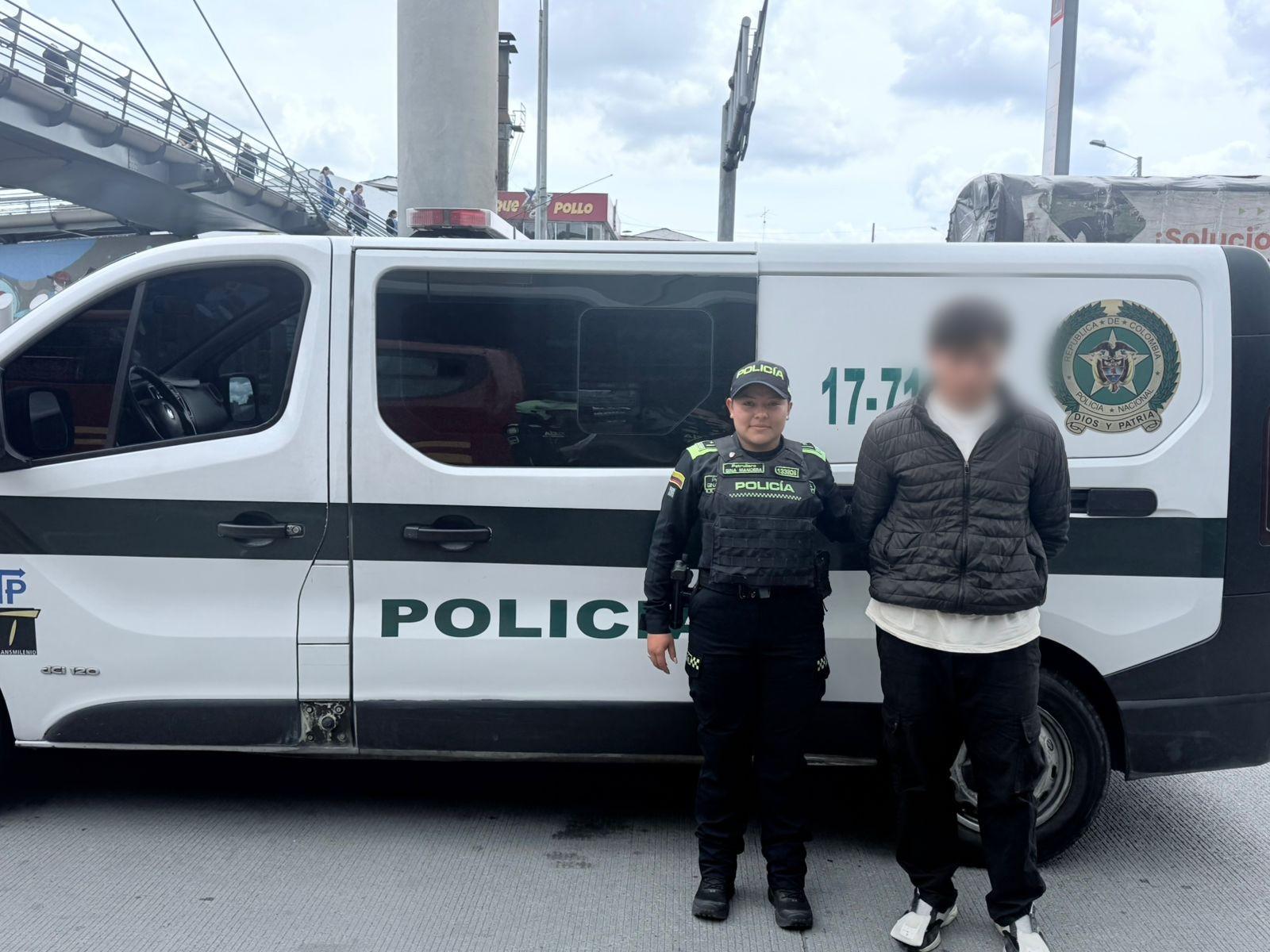 Uniformados del Grupo de Transporte Masivo capturaron a un hombre señalado de portar marihuana en la estación Virrey de TransMilenio.