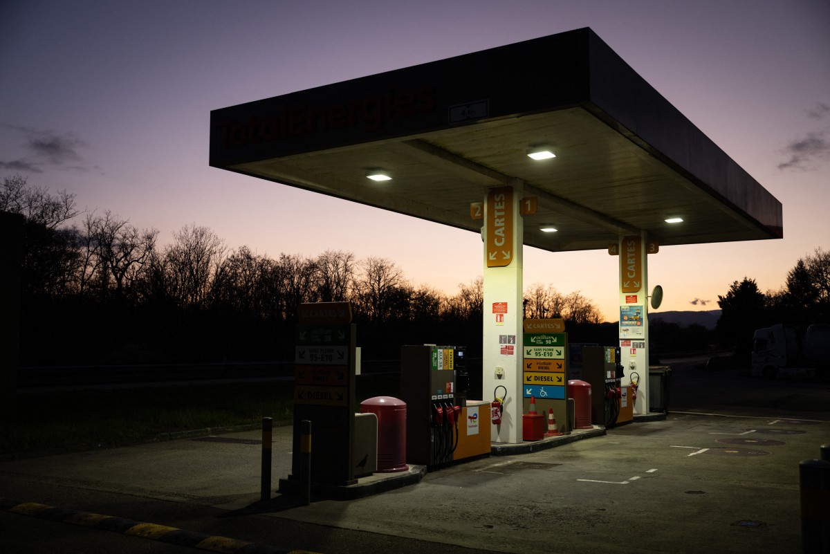 Esta fotografía muestra una gasolinera vacía por falta de combustible en Lutterbach, al este de Francia.