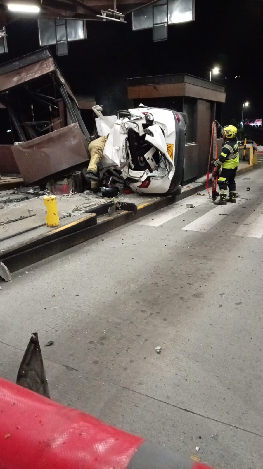 Choque en el peaje del Túnel de Oriente