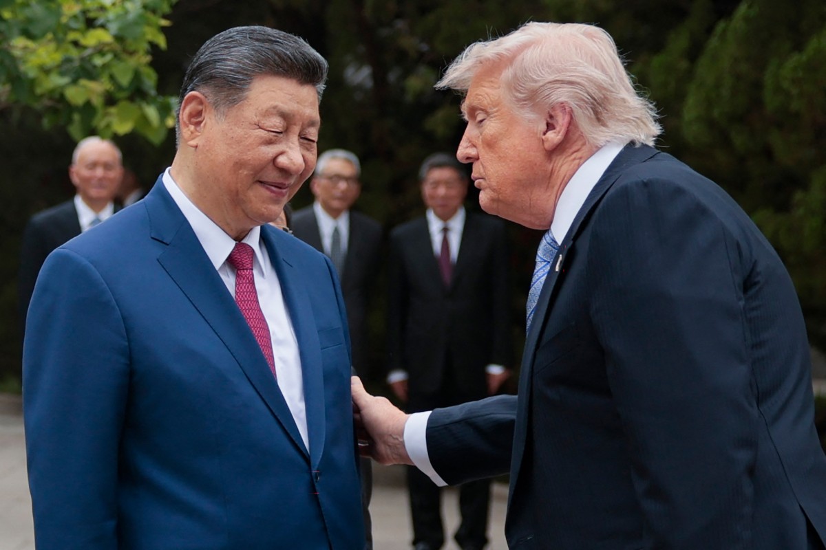 El presidente estadounidense Donald Trump (d.) y el líder chino Xi Jinping al salir tras una visita al jardín Zhongnanhai.