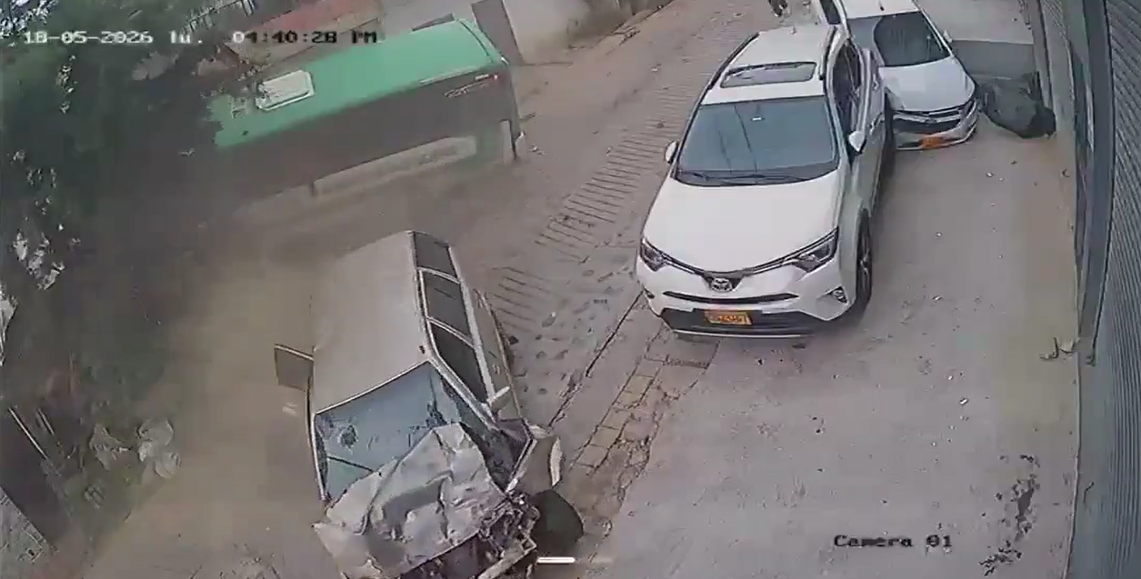 Un bus de servicio público colisionó tras, presuntamente, haber perdido los frenos.