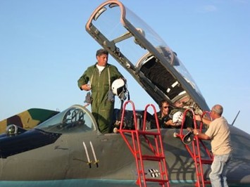 Imagen compartida por el Departamento de Justicia de EE. UU. de los pilotos cubanos acusados, junto al expresidente Raúl Castro, por el derribo en 1996 de aviones de Hermanos al Rescate