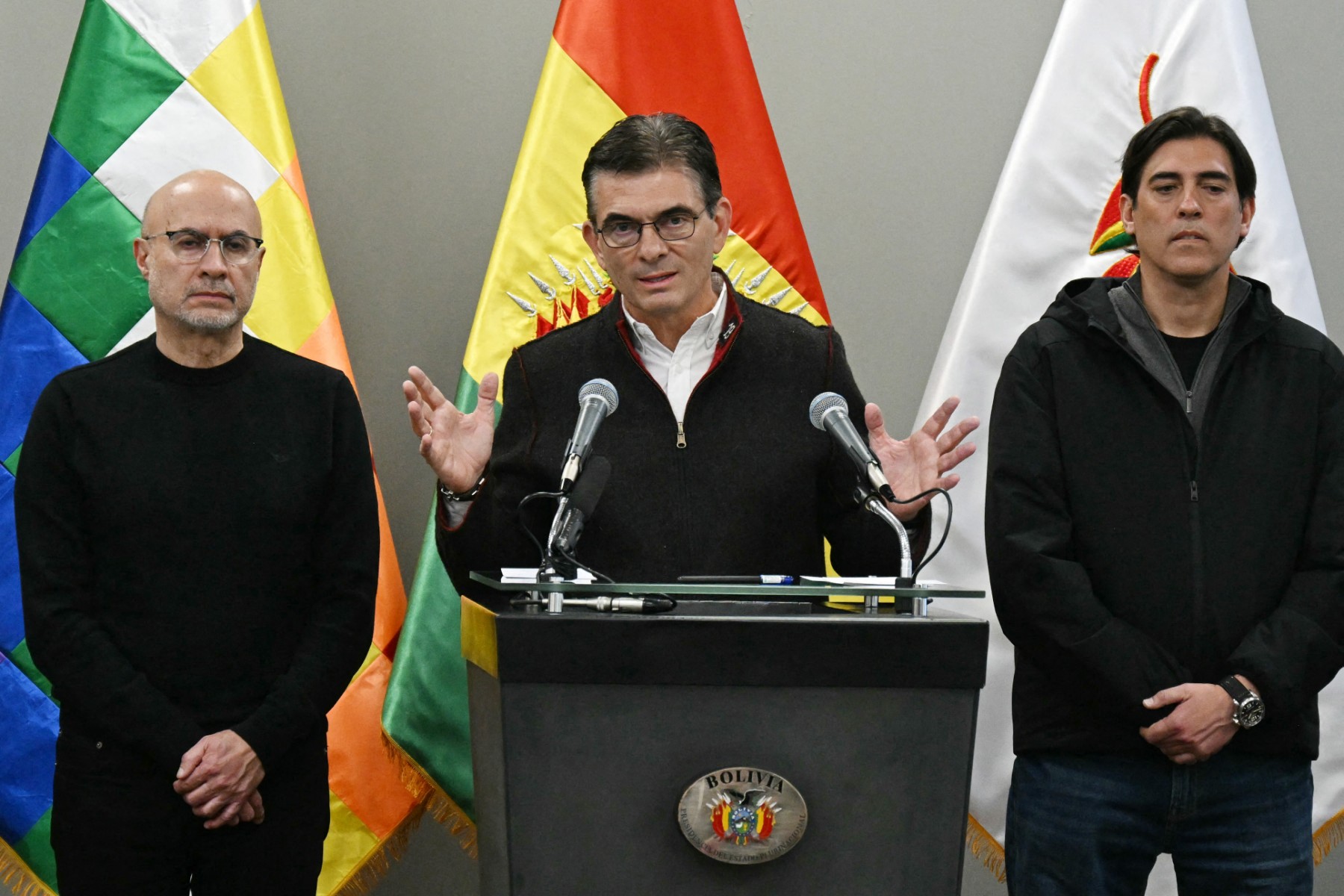 El presidente de Bolivia, Rodrigo Paz (C)