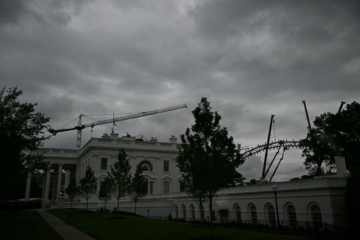 Structure of a UFC fighting ring at the White House, in honor of the 250th anniversary of US independence and Donald Trump's birthday.
