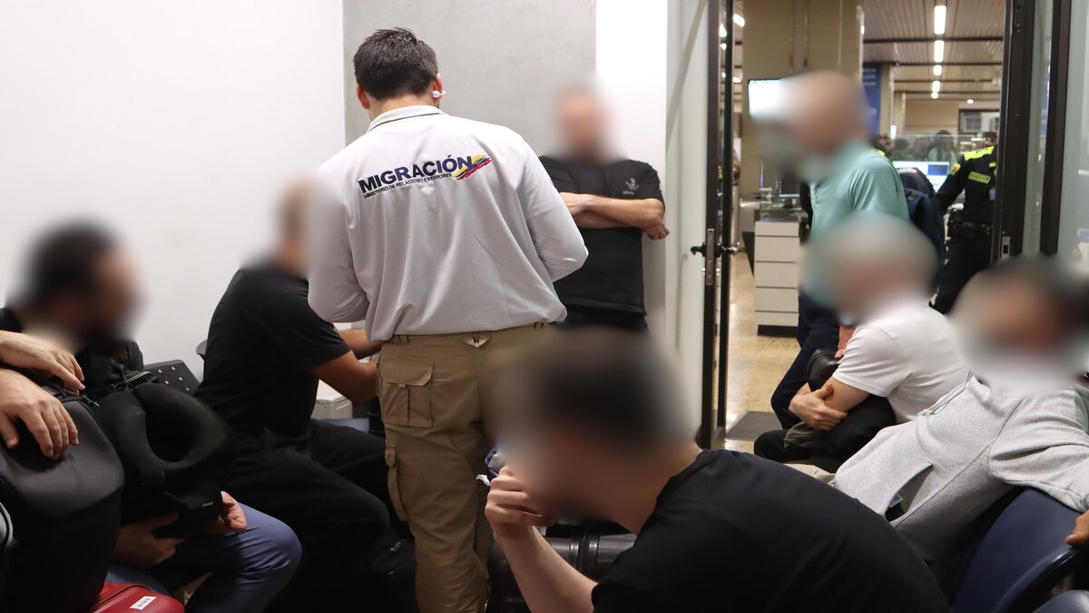 12 extranjeros inamitidos.