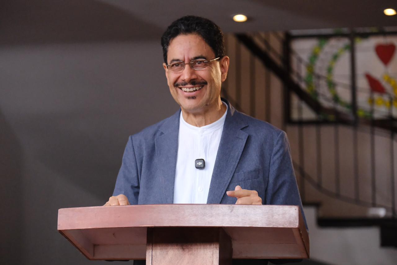 Iván Cepeda da discurso final antes de las elecciones.