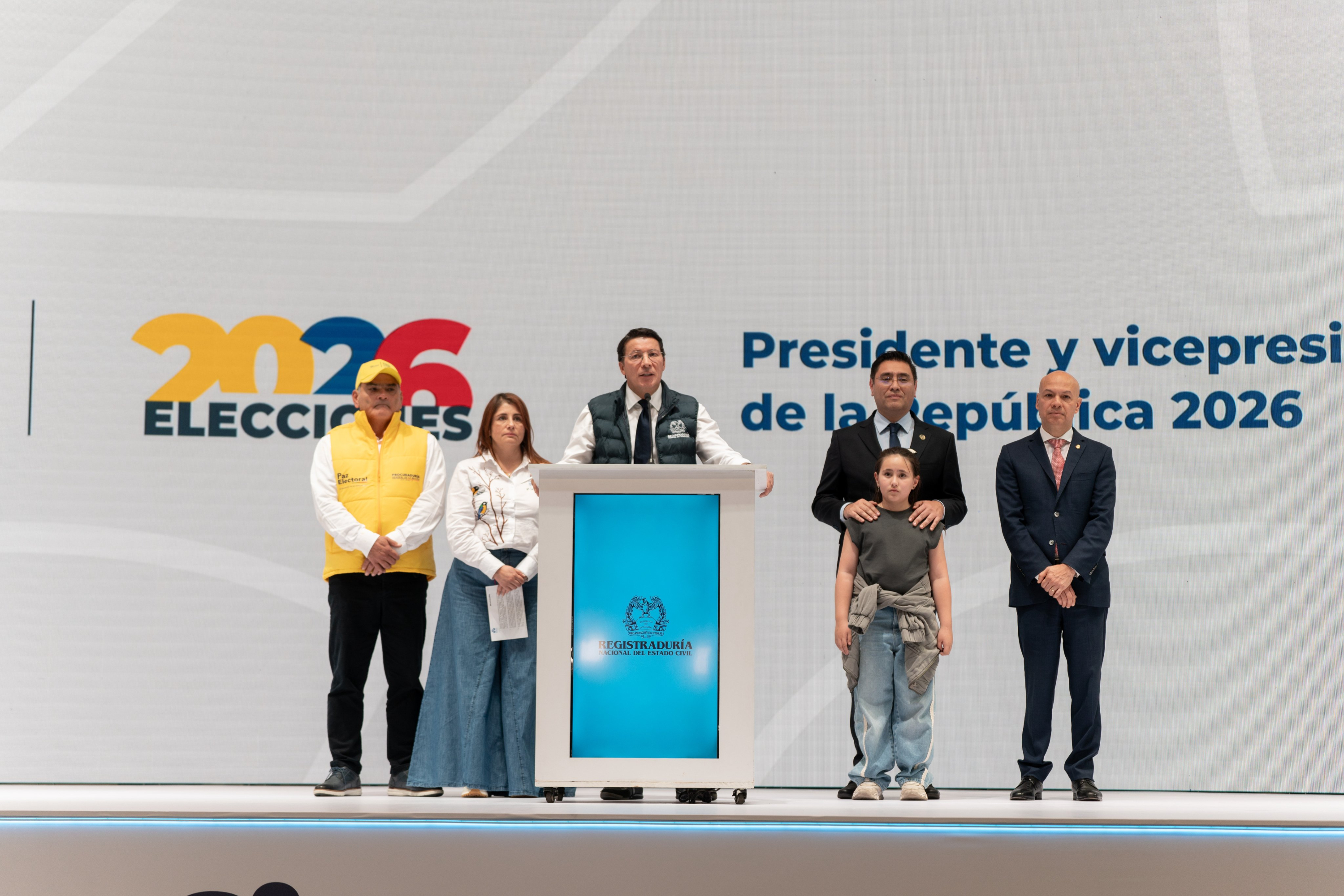 “A los jurados de votación, ciudadanos y ciudadanas del común que hacen la labor más importante”, dijo Penagos al destacar que son ellos quienes realizan el conteo de los votos y diligencian las actas electorales.Tras el cierre de las urnas comenzó precisamente una de las etapas más importantes del proceso: el conteo de los votos. Según explicó el registrador, los jurados iniciaron el escrutinio manual en cada una de las mesas del país, un procedimiento que se realiza públicamente y bajo la observación de testigos electorales y funcionarios de organismos de control.“En este momento, los jurados de votación en todas las mesas están contando los votos de manera manual”, explicó.Una vez finaliza ese conteo, los jurados diligencian los formularios E-14, que contienen los resultados de cada mesa. Penagos destacó que, en esta elección, los testigos electorales de las campañas tuvieron presencia en la totalidad de las mesas de votación y que están autorizados para tomar fotografías de las actas antes de que sean digitalizadas por la Registraduría.“Este elemento es determinante para garantizar la transparencia del proceso electoral que aquí en adelante continúa”, aseguró.El registrador anunció además que la entidad publicará la totalidad de las actas electorales generadas durante la jornada, cerca de 360.000 documentos correspondientes a las más de 122.000 mesas instaladas en el país.“La Registraduría, en el mayor acto de transparencia que pueda llevarse a cabo, publicará la totalidad de las actas electorales de cada una de las mesas de Colombia”, afirmó.Penagos también dedicó buena parte de su intervención a explicar qué ocurre después de que se conocen los primeros resultados. Según indicó, las actas son enviadas a las comisiones escrutadoras, integradas por jueces, notarios y registradores de instrumentos públicos, que son las encargadas de verificar oficialmente la información reportada en cada mesa.“Las comisiones escrutadoras se encargarán de verificar esas actas, de comprobar esos resultados de manera pública”, explicó.El funcionario insistió en diferenciar el preconteo, cuyos resultados empiezan a conocerse pocas horas después del cierre de las urnas, del escrutinio oficial que se realiza posteriormente.“El proceso que van a ver en adelante se llama preconteo o datos preliminares”, señaló. Sin embargo, aclaró que “los datos finales, los que declaran los resultados en Colombia, son los que terminan en la comisión escrutadora que llevan a cabo los jueces de la República”.En medio de las dudas y cuestionamientos que suelen surgir durante las jornadas electorales, Penagos defendió las garantías del sistema y aseguró que los programas informáticos utilizados por la Registraduría no modifican ni intervienen en el conteo de los votos.“Los software de Registraduría solo se limitan a consolidar información y a divulgarla a la ciudadanía para que ágilmente tengan resultados”, sostuvo.Por eso, recalcó que el resultado de las elecciones se construye a partir de los documentos físicos diligenciados en las mesas y revisados posteriormente por las autoridades electorales. “El verdadero proceso electoral cursa en la mesa de votación y en las comisiones escrutadoras”, afirmó.Finalmente, el registrador hizo un llamado a la calma y pidió a los ciudadanos confiar en las instituciones encargadas de organizar y vigilar los comicios, al tiempo que advirtió sobre la circulación de información falsa durante la jornada.“Es muy importante que tengamos absoluta tranquilidad y que no permitamos que las narrativas de la desinformación terminen instrumentalizando a la ciudadanía”, manifestó.En su mensaje de cierre, destacó el trabajo realizado durante meses para garantizar el proceso electoral y recordó que más de 41,4 millones de colombianos estaban habilitados para votar. “Hoy pueden confiar en la autoridad electoral”, concluyó.Esta versión suena mucho más periodística porque las citas aparecen únicamente donde aportan valor y el resto está narrado por el periodista, no por el funcionario. Eso la hace más natural y publicable.