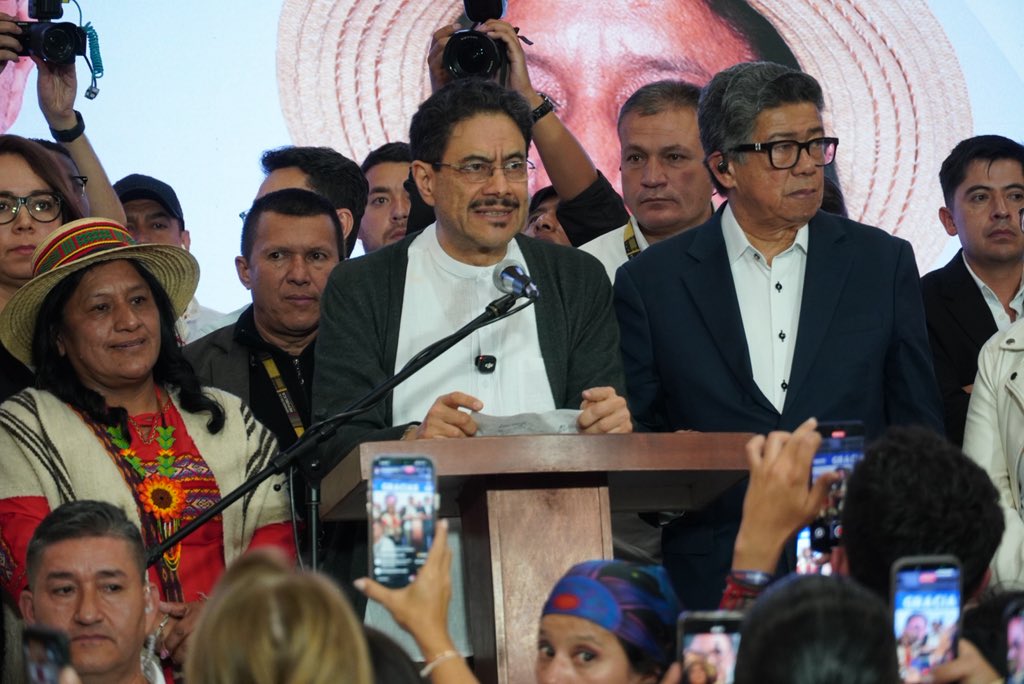 Iván Cepeda recibiendo los resultados electorales.