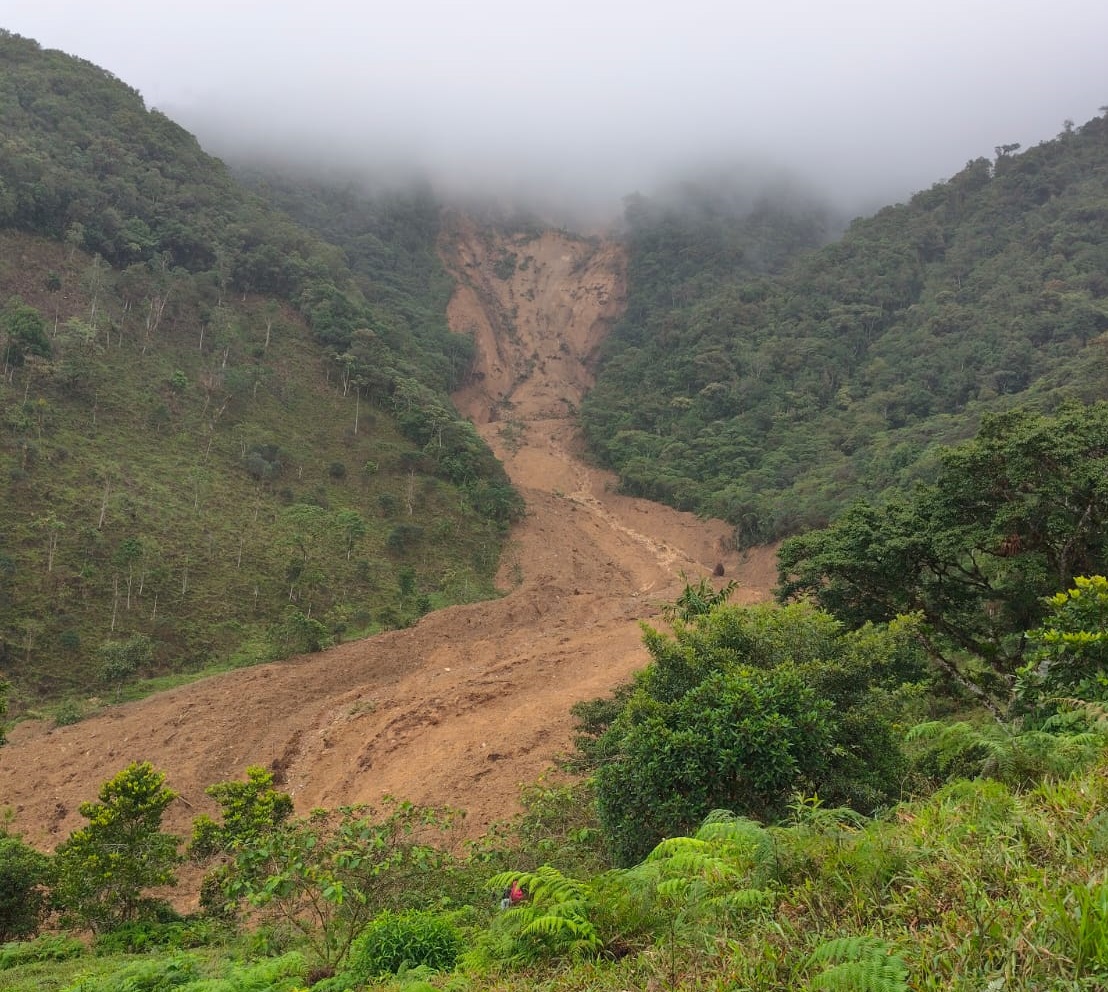Emergencia por gigantesco derrumbe que incide en el desbordamiento de una quebrada en Cauca.