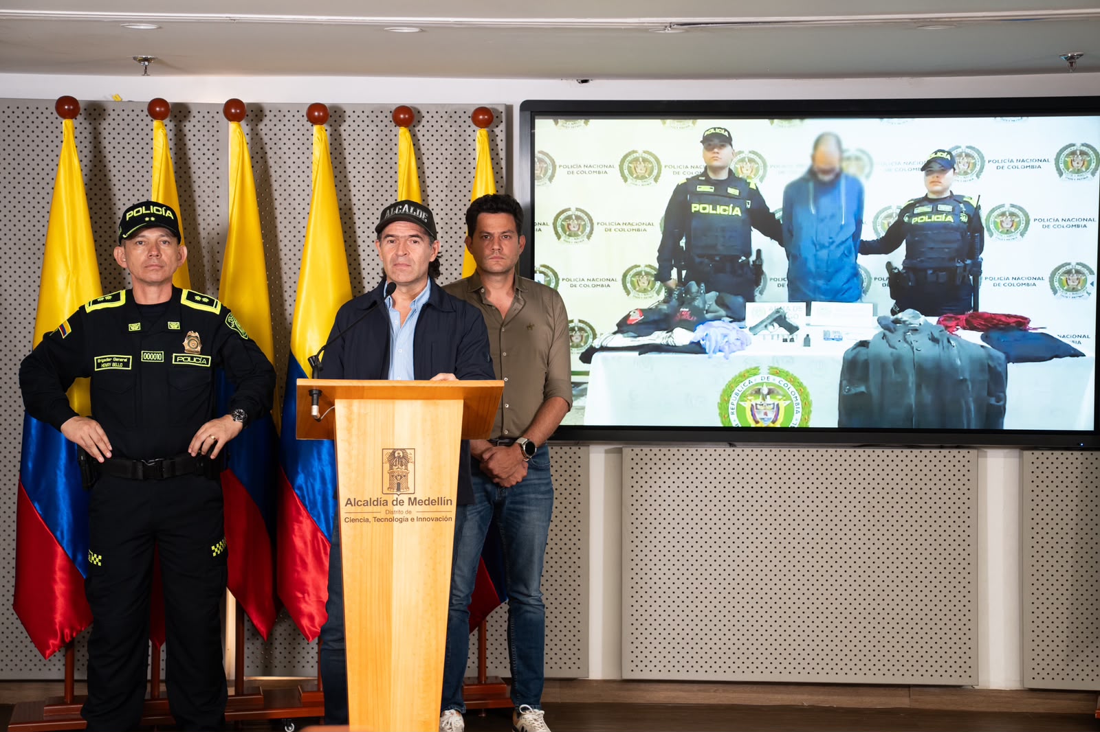 El alcalde Federico Gutiérrez reveló que alias ‘Cuervo’, capturado en Medellín, poseía material terrorista y logístico vinculado con el grupo armado ilegal.