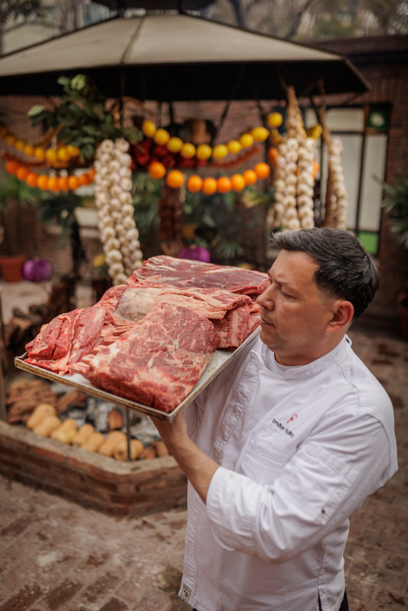 Emiliano Yulita y un asado de tira recién salido de la parrilla.