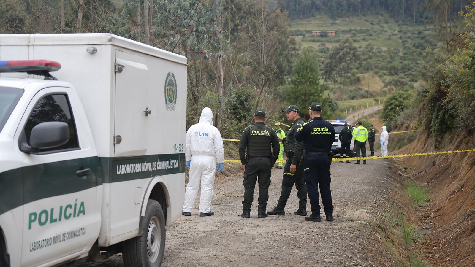 Autoridades judiciales y de Policía adelantan las investigaciones en la vereda Fusungá, donde fueron hallados tres cuerpos incinerados que aún no han sido identificados.