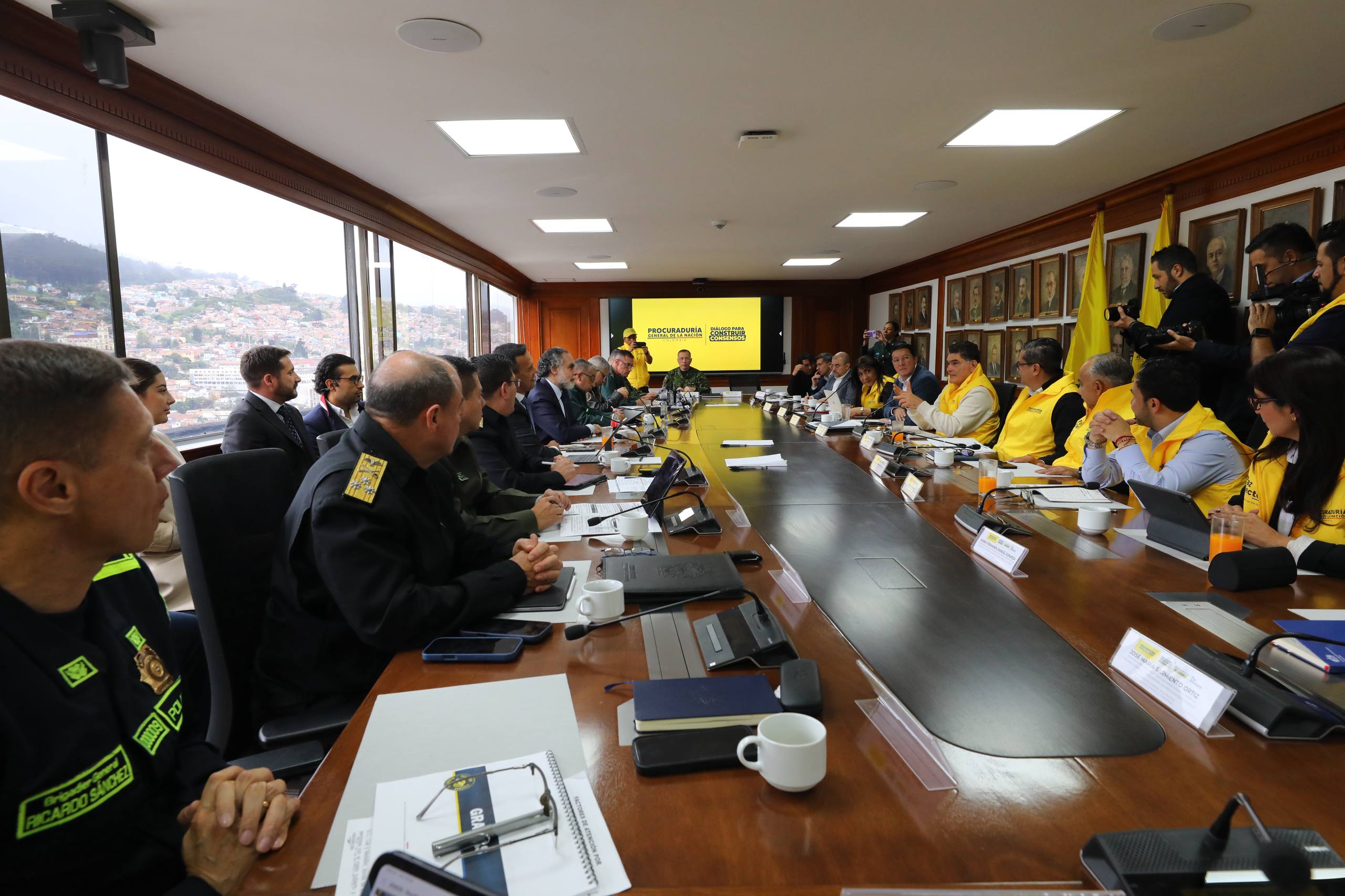 El procurador general, Gregorio Eljach, sostuvo que las condiciones institucionales para la segunda vuelta presidencial del 21 de junio están dadas. Durante la reunión de alto nivel del Plan Democracia con la Registraduría Nacional del Estado Civil, el Ministerio del Interior y el Ministerio de Defensa, coincidieron en que la desinformación representa el principal factor de riesgo y anunciaron acciones inmediatas de verificación y seguimiento en todo el territorio nacional.