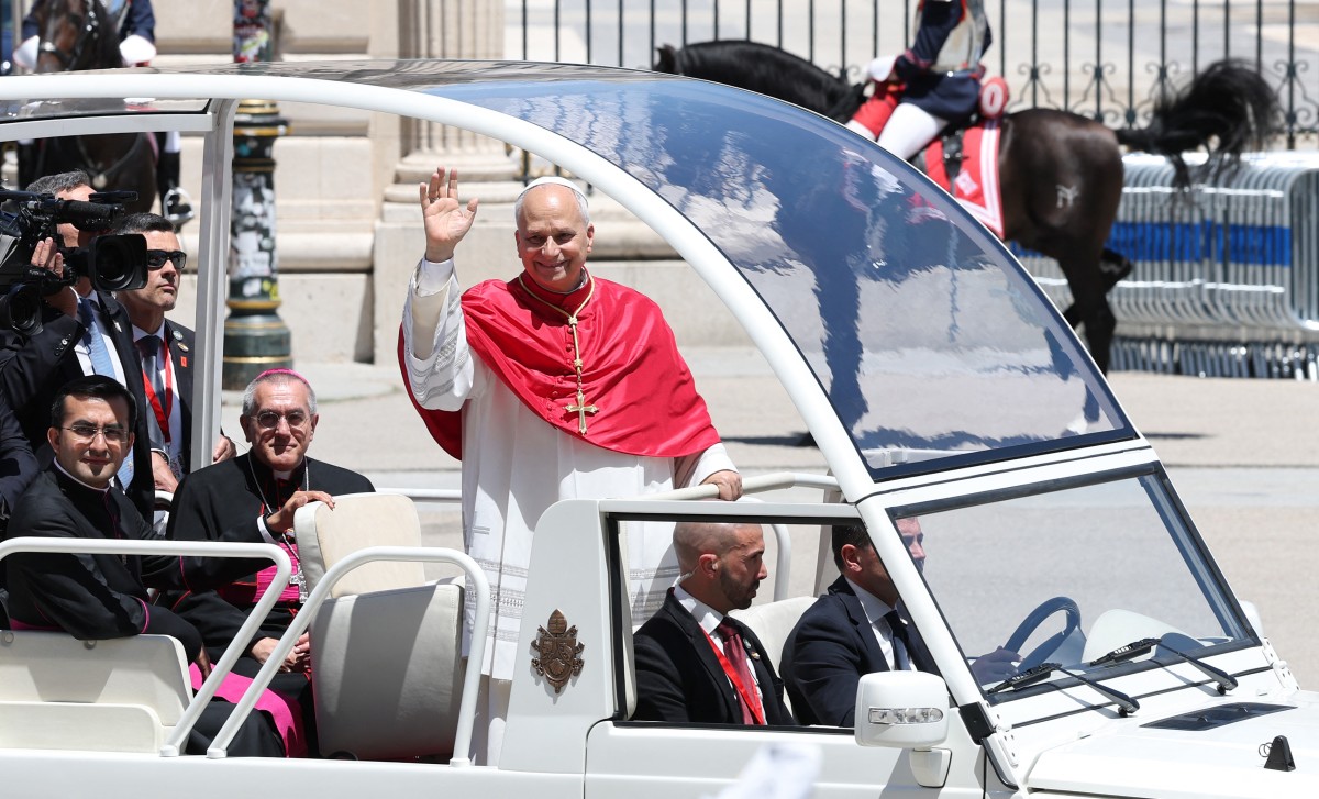 El papa León XIV saluda al salir en su papamóvil por las calles de Madrid, España, el 6 de junio de 2026