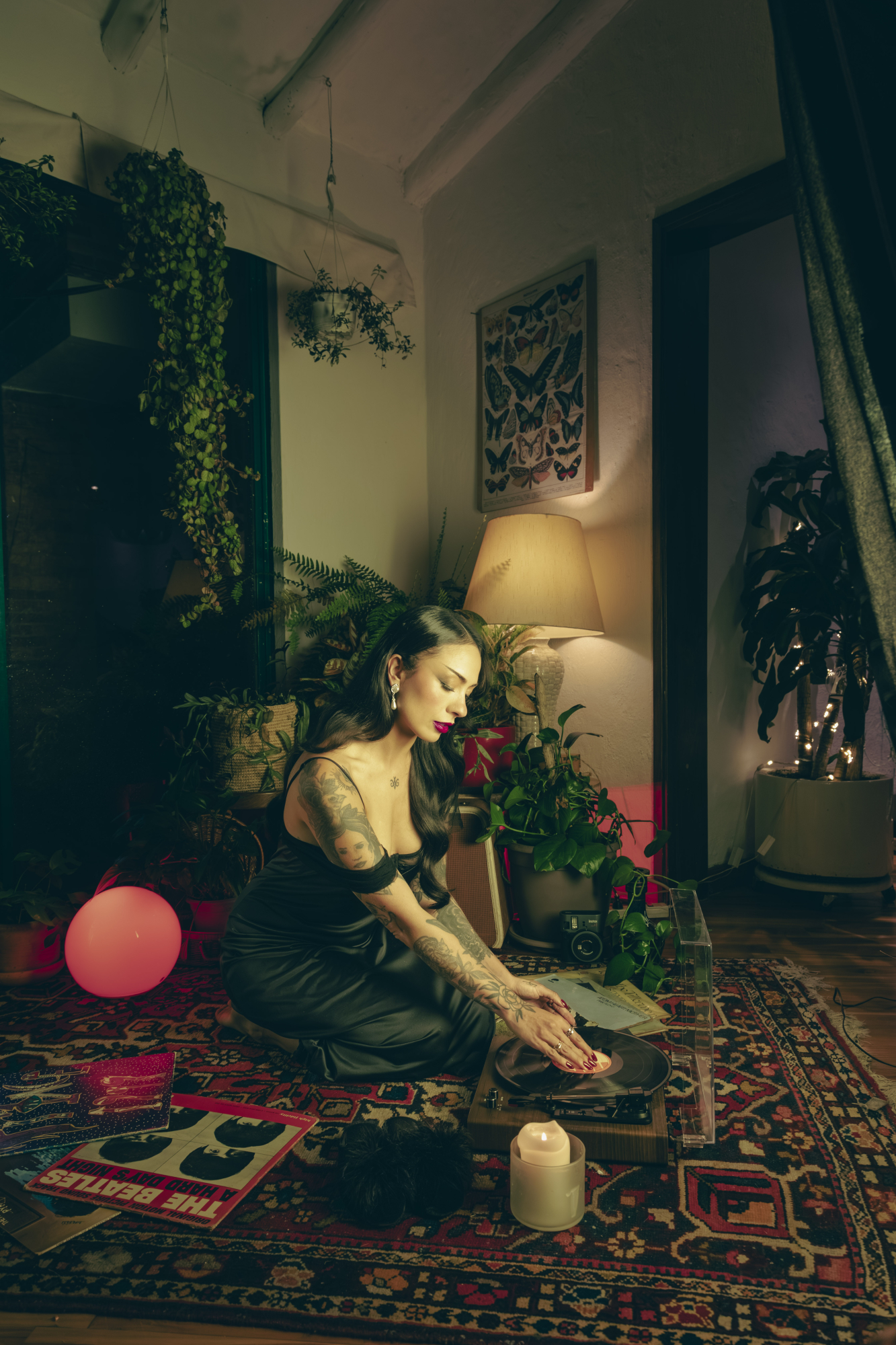 La artista bogotana La Ramona presenta su nuevo proyecto expandido ‘Hotel Amor’, en el que explora, más allá de la música, su faceta como ilustradora, escritora y creadora audiovisual.