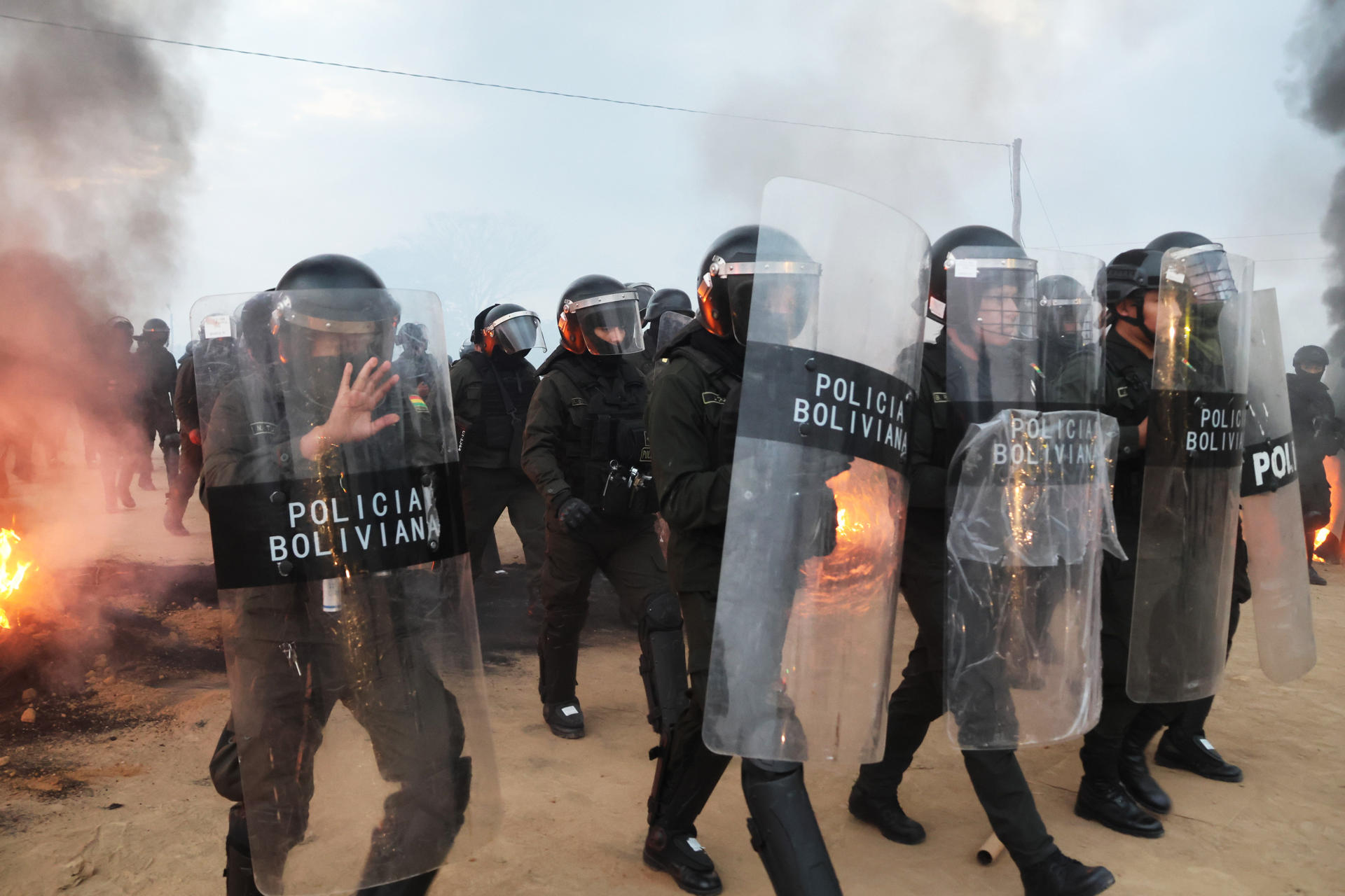 Policía de Bolivia se enfrenta con manifestantes este 6 de junio, durante el desbloqueo de una vía en San Julián