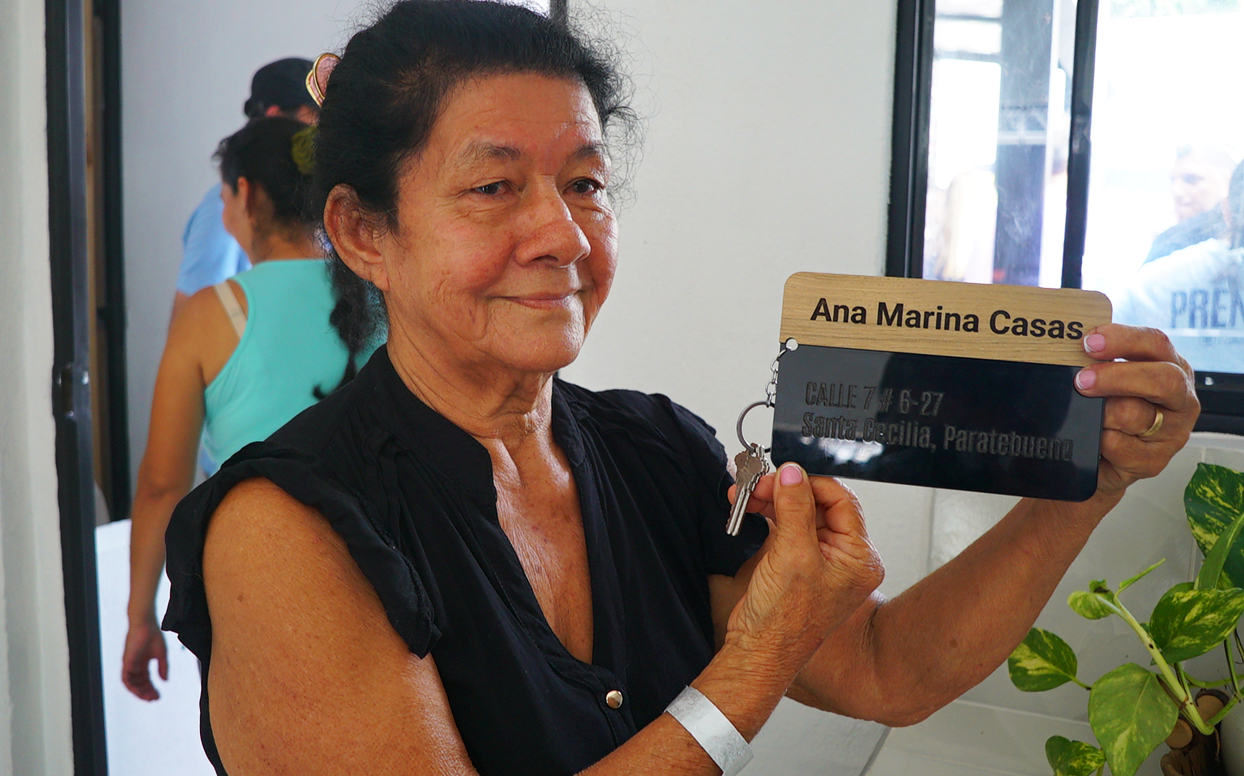 Ana María Casas with the keys to her new house.