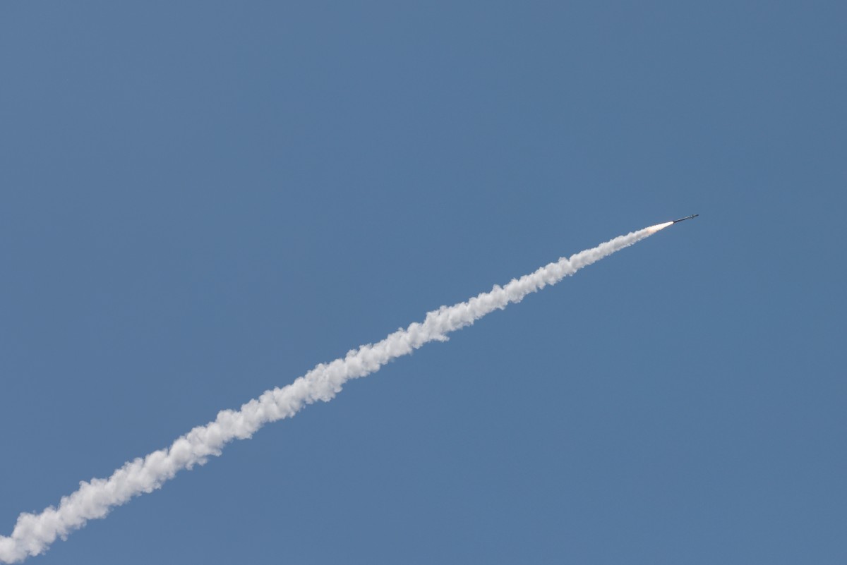 Misil israelí surcando el cielo para interceptar proyectiles entrantes de Irán, el 8 de junio de 2026