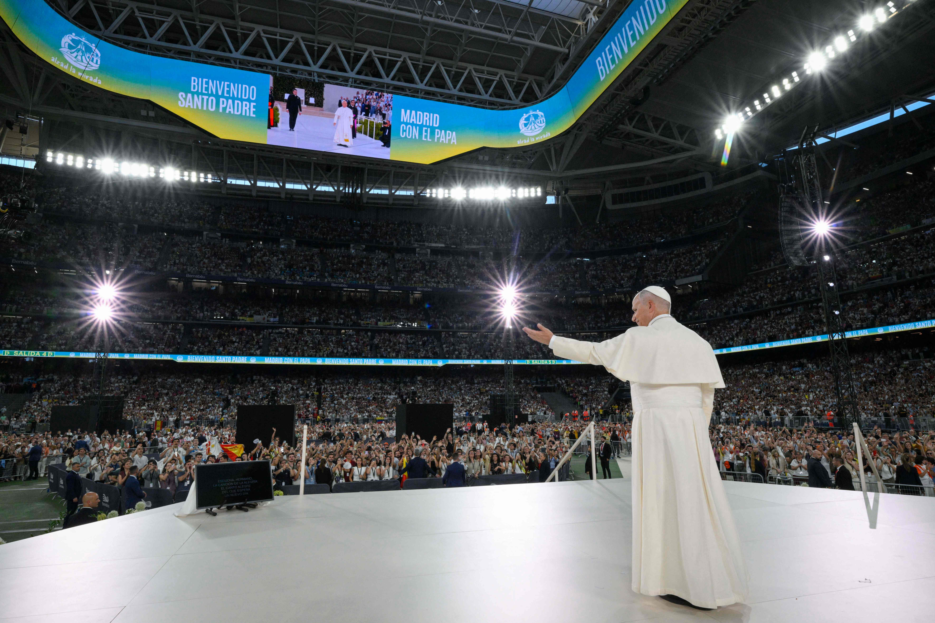 Papa León XIV pronunciando un discurso en el estadio Santiago Bernabéu, en Madrid, España