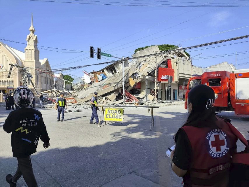 Daños en un edificio tras un terremoto en Filipinas, el 8 de junio de 2026
