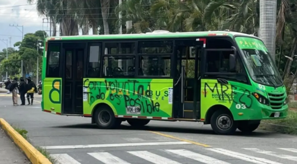 Encapuchados protestas frente a la Universidad Nacional de Palmira.