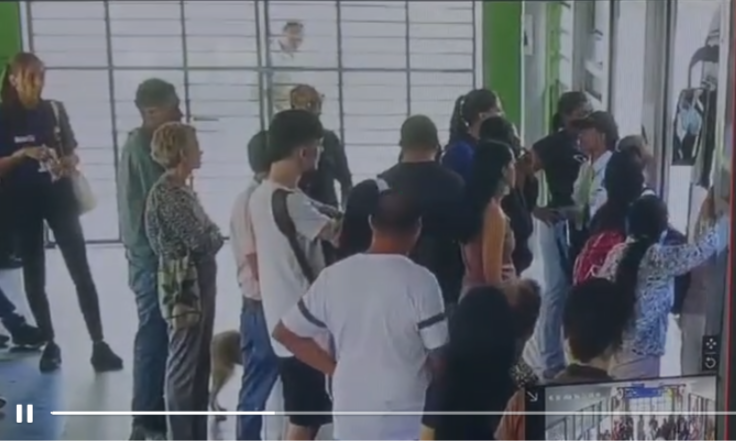 guarda de seguridad estuvo en riesgo de ser atropellada al ser lanzada por una usuaria fuera de la estación del MIO
