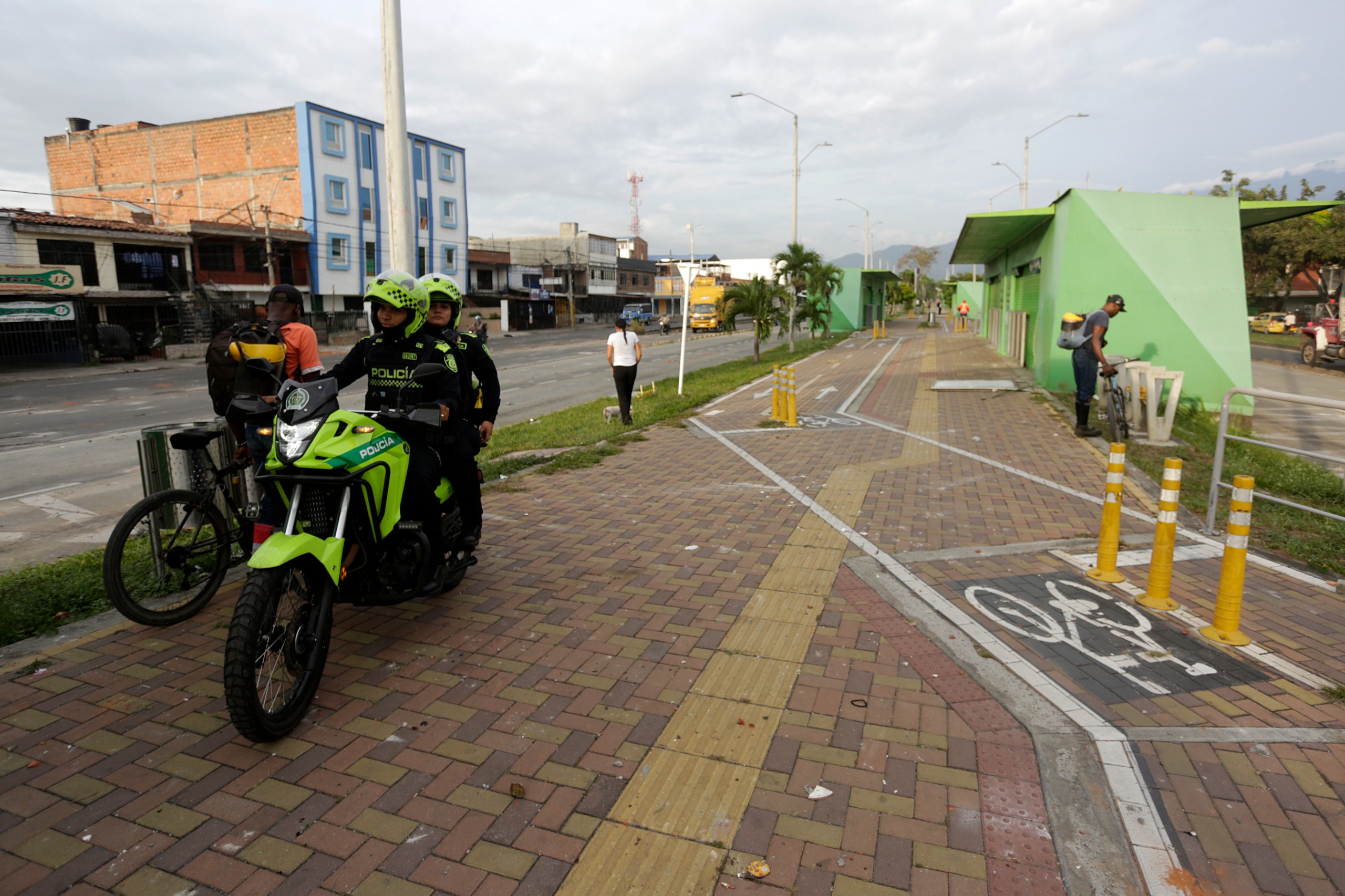 Las autoridades en Cali intervenían instalaciones que fueron vandalizadas el 21 de junio.
