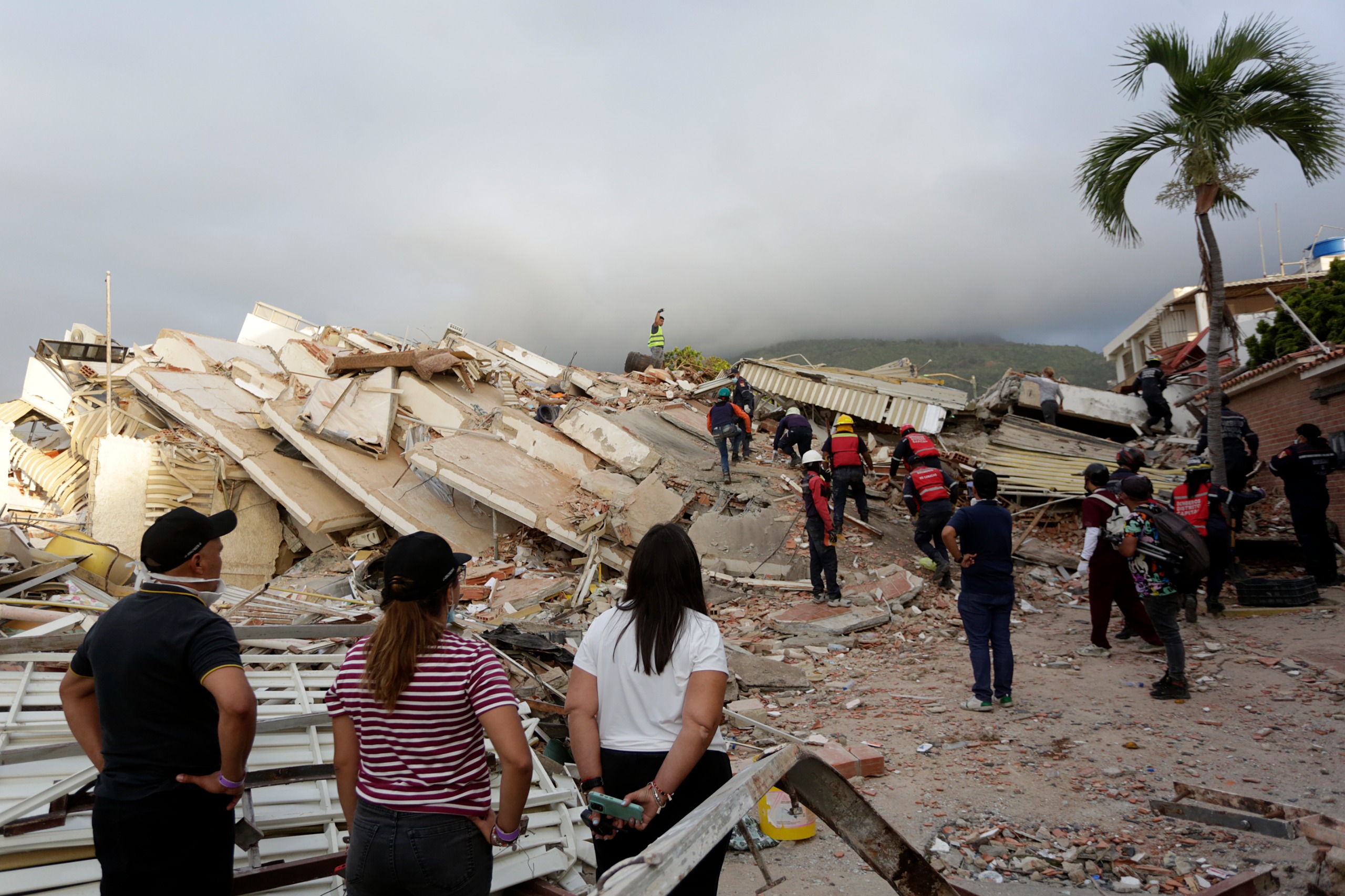 Los socorristas siguen trabajando las 24 horas del día a pesar de las dificultades físicas y logísticas.