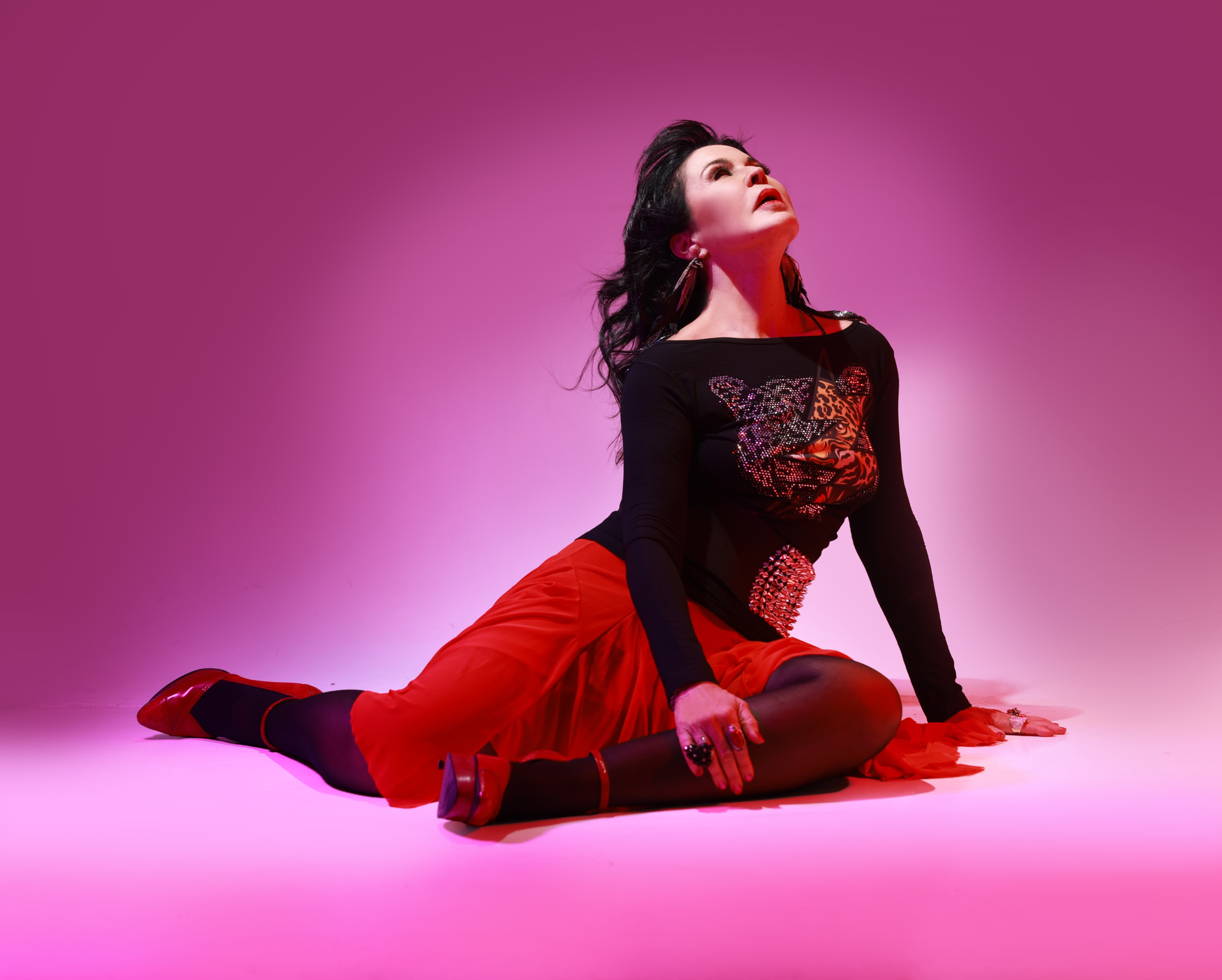 MARÍA CONCHITA ALONSO, presenta su primer álbum tropical, titulado Caliéntame y grabado junto a La Única Internacional Sonora Santanera.