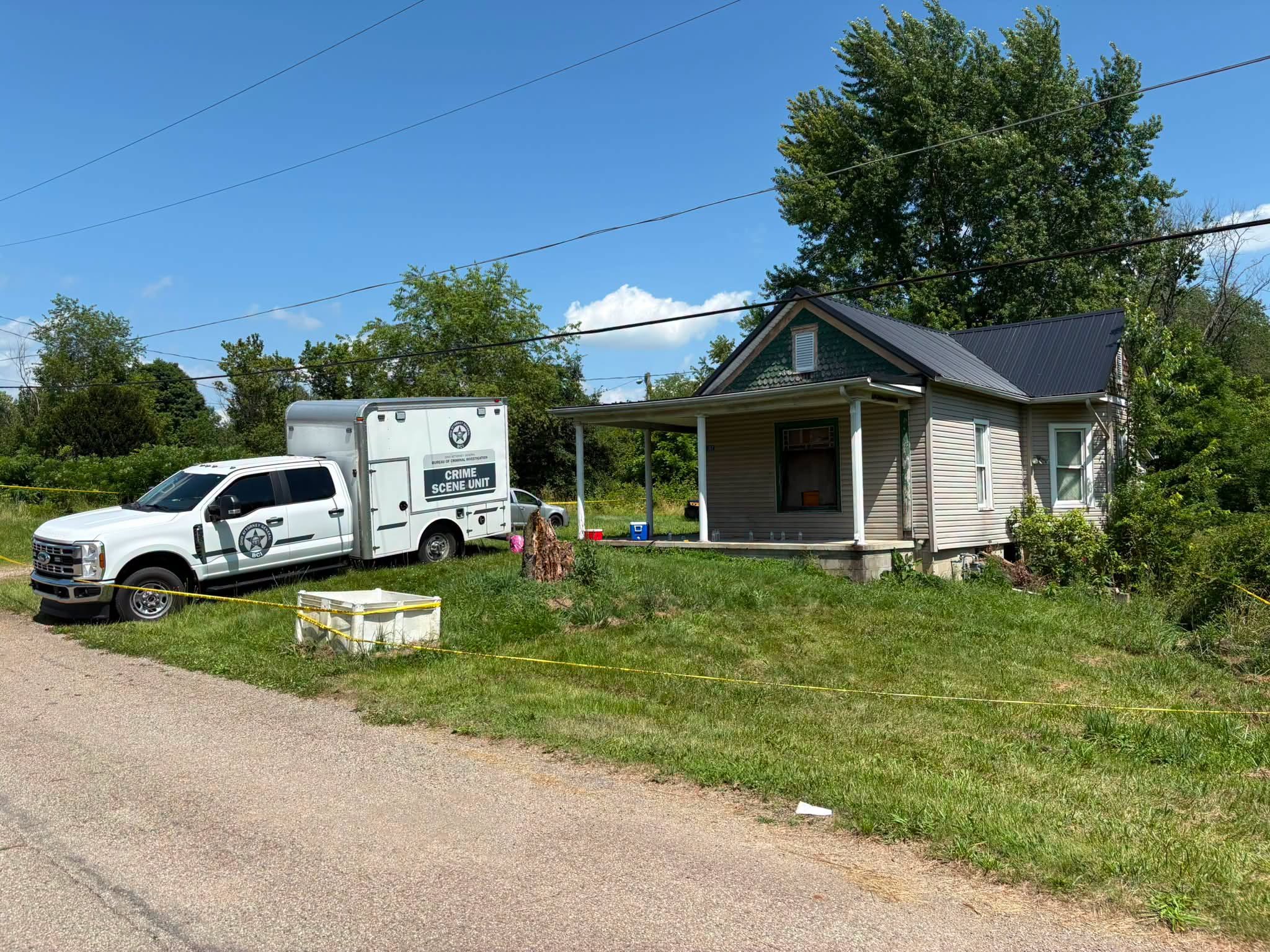 Rescatan a 16 niños que vivían confinados desde hacía años en una habitación en Ohio.