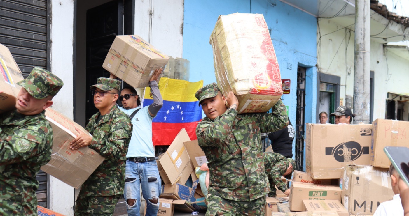 Soldados ayudan a movilizar la ayuda humanitaria.