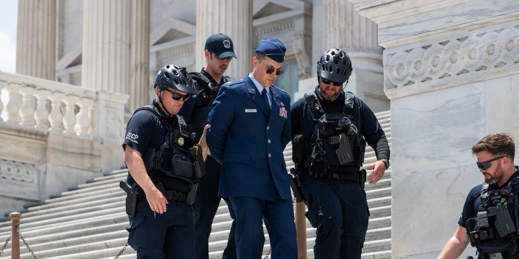 El mayor de la Fuerza Aérea Jason Watson fue arrestado por protestar en el Capitolio de EE. UU.