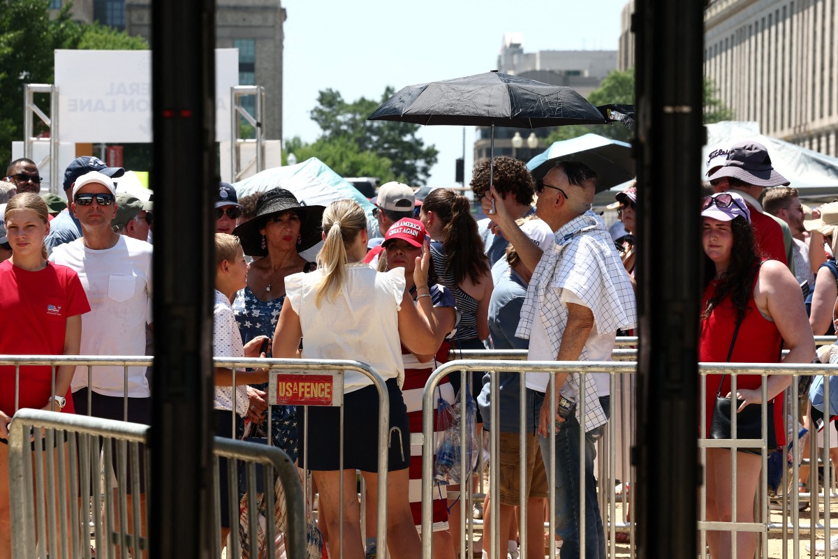 Personas hacen fila para entrar a la Great American State Fair durante las celebraciones del 4 de julio en Washington, Estados Unidos