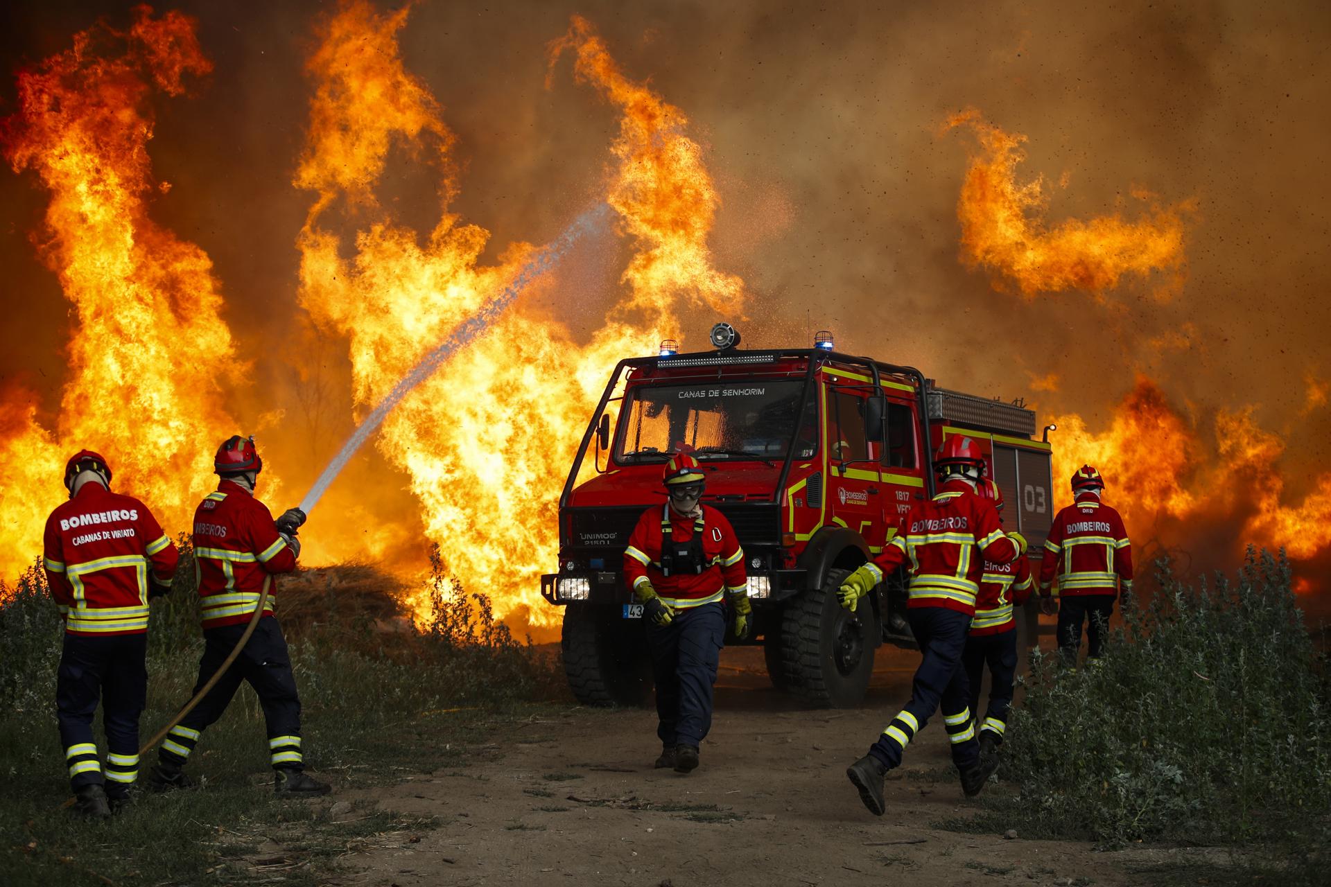 Los bomberos combaten las llamas del incendio forestal en Portugal, el 4 de julio de 2026