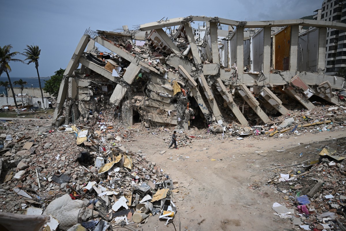 Edificio destruido en Macuto, estado de Vargas, Venezuela, tras el doble terremoto del 24 de junio