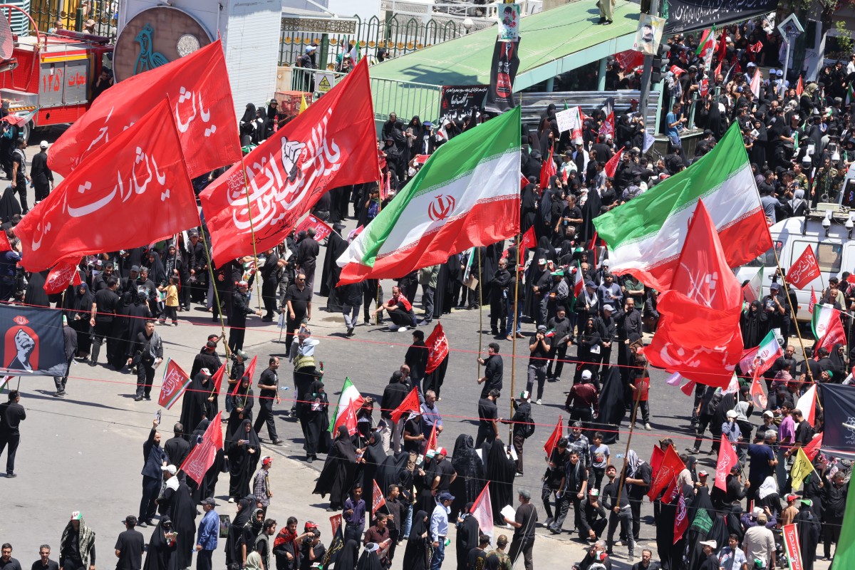 Personas acuden al funeral del fallecido líder supremo de Irán Ali Jamenei