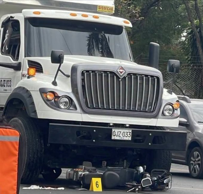 Grave accidente tránsito en Cali. Una volqueta arrolló una moto eléctrica con tres mujeres.