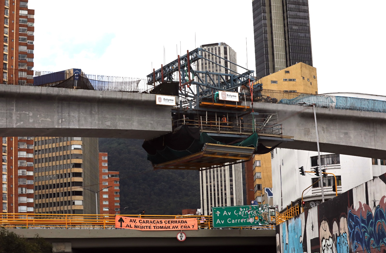 Megapuente de la línea 1 del metro en la calle 26 con av. Caracas