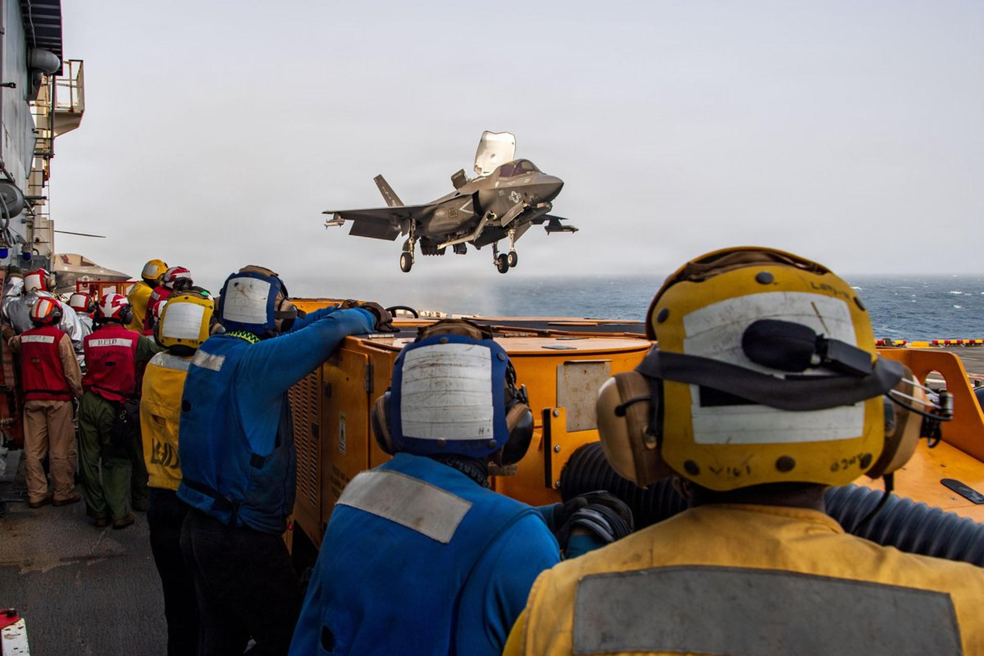 Buque de asalto anfibio USS Boxer (LHD 4) apoya operaciones de EE. UU. desde el mar Arábigo durante el bloqueo naval contra Irán