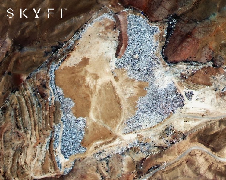 Montaña de ropa desechada en el Desierto de Atacama, Chile