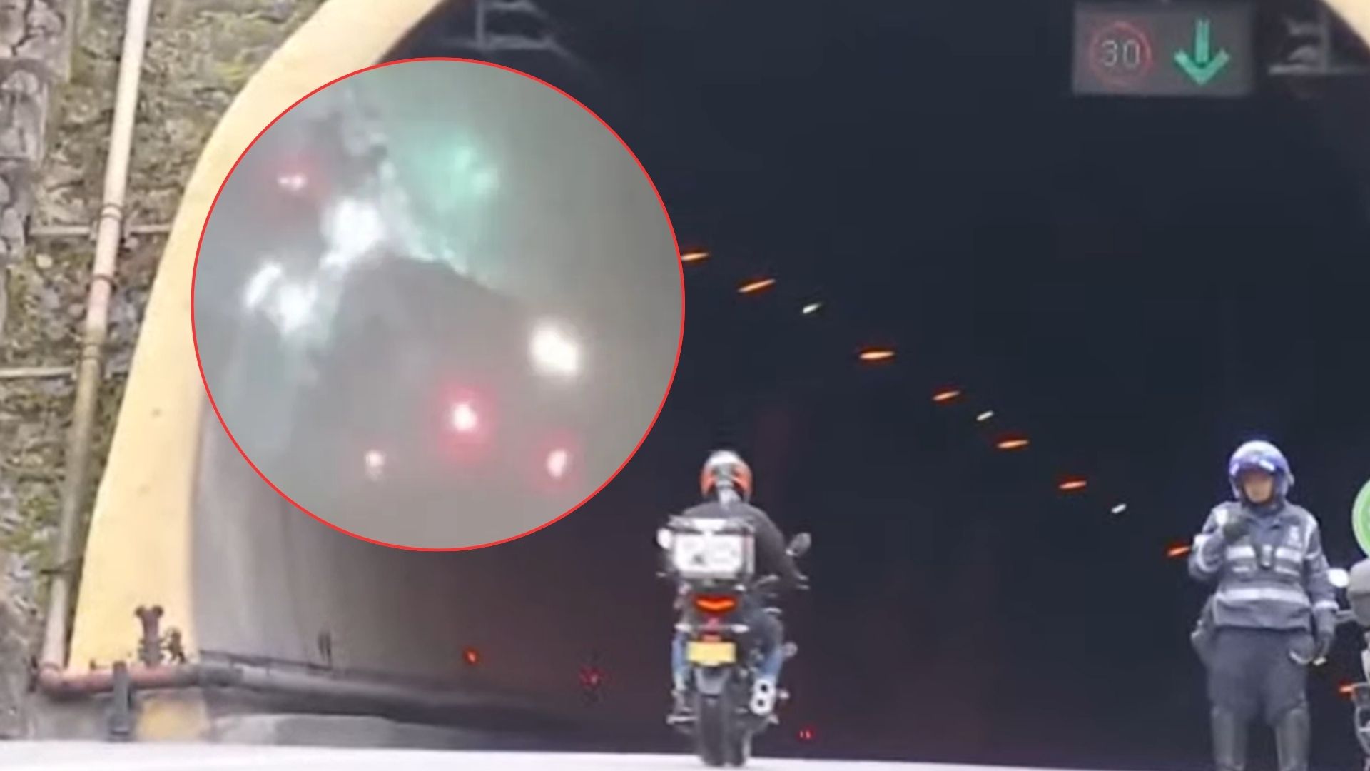 Momento en que llegan los delincuentes en las motos.