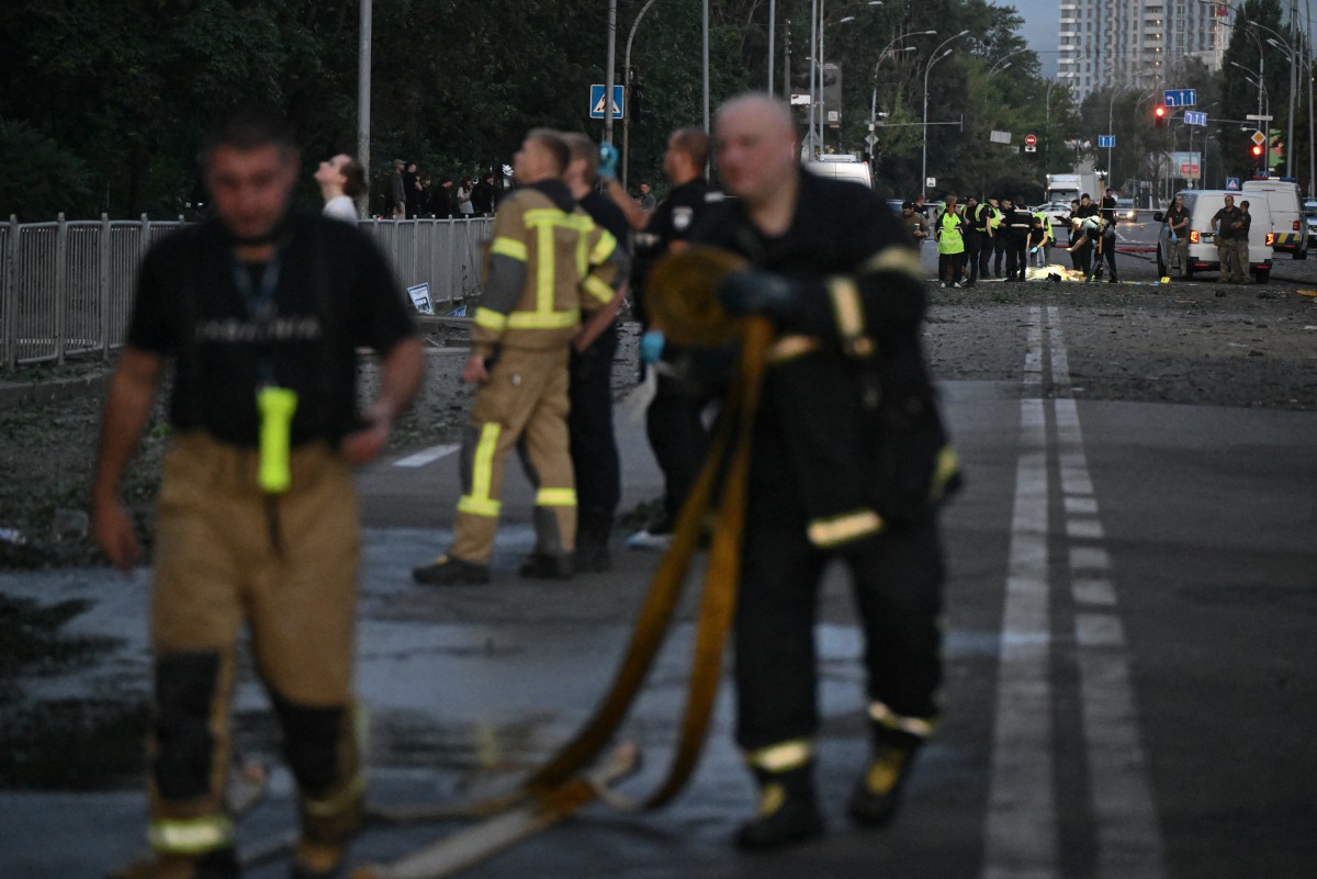 Bomberos ucranianos trabajan en el lugar de un ataque con misiles en Kiev, Ucrania