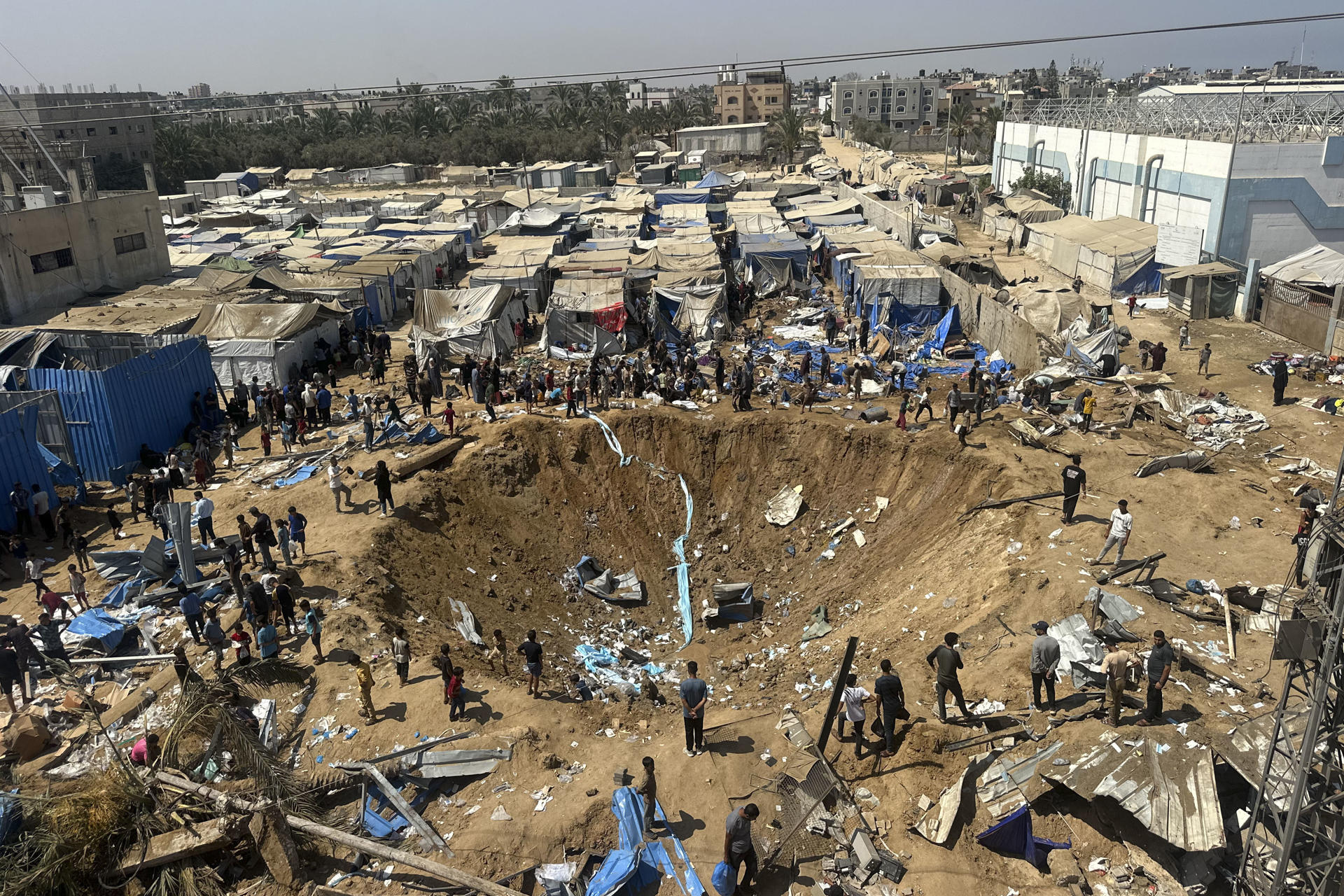 Un bombardeo israelí contra un campamento de desplazados en Gaza causa un cráter inmenso y destruye una veintena de tiendas, este 1 de julio