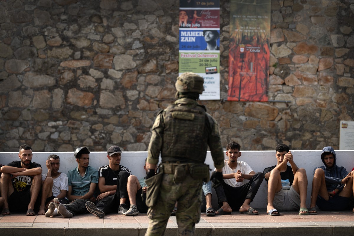 Un soldado español antes de escoltar migrantes de regreso a Marruecos, en el enclave español de Ceuta, el 1 de agosto de 2026