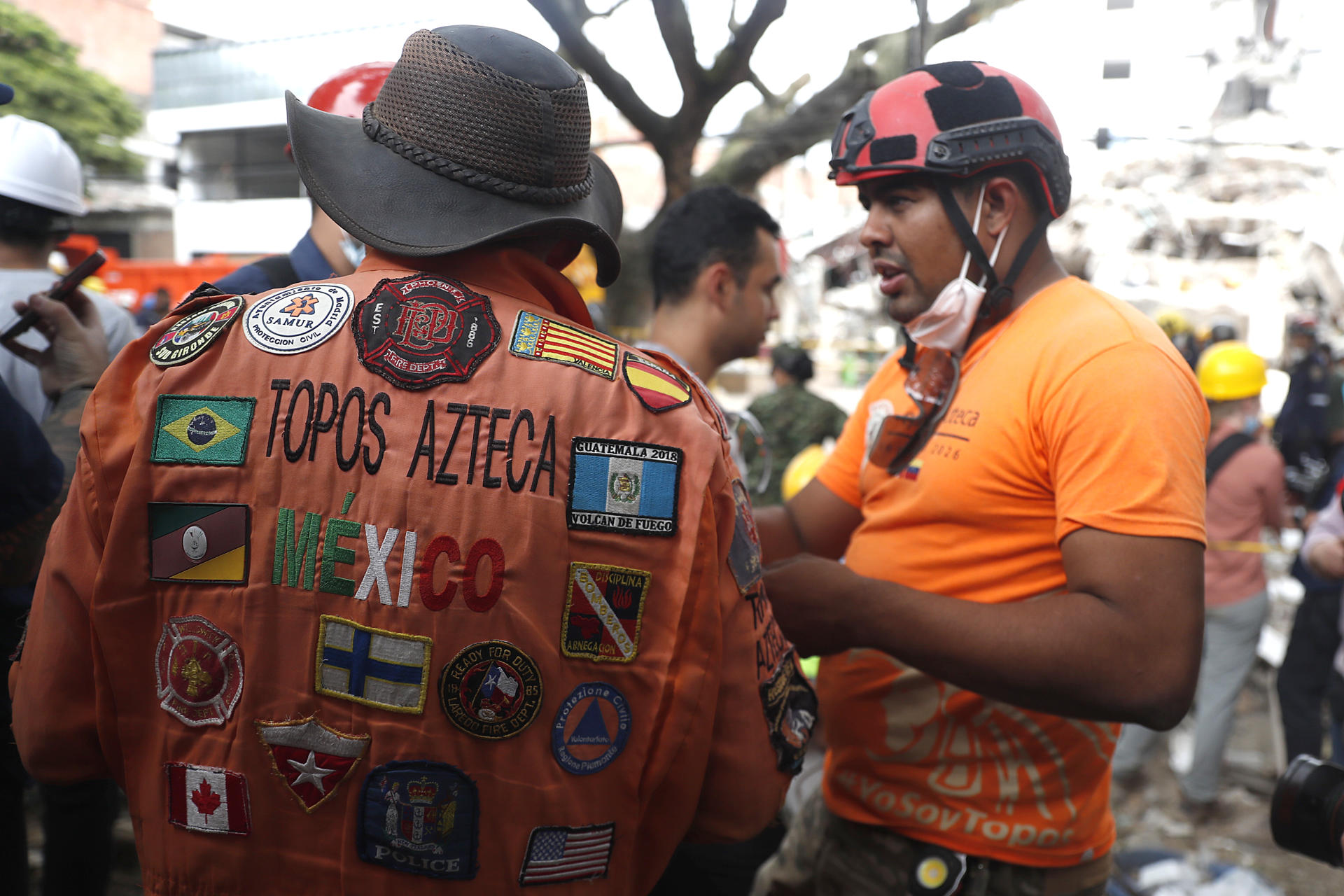 Brigada de socorristas mexicanos Los Topos Aztecas en Cali tras el terremoto.